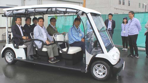 ヤマハ袋井技術センターで南花台自動運転に使用される電動カート実車を視察する日本共産党議員団