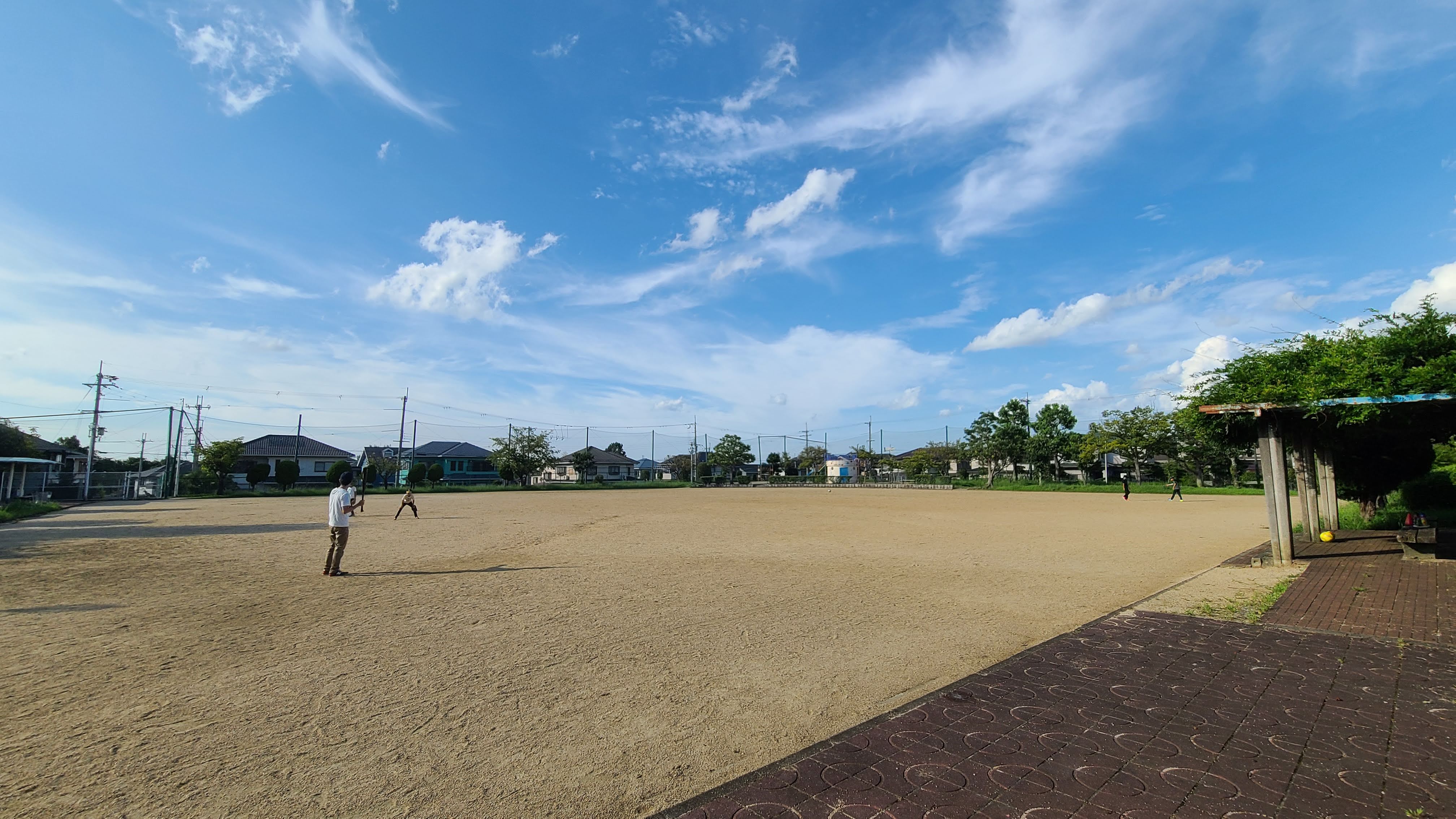 廃止が予定されている南花台第１０公園で野球をする親子